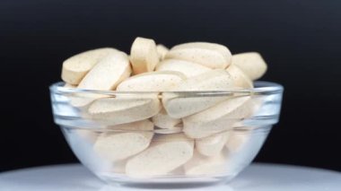 İlave kahverengi tablet siyah arkaplan