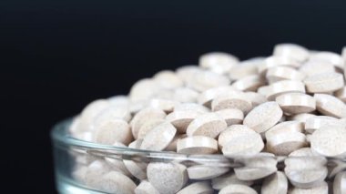 İlave kahverengi tablet siyah arkaplan