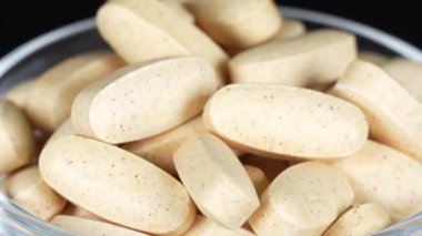 İlave kahverengi tablet siyah arkaplan