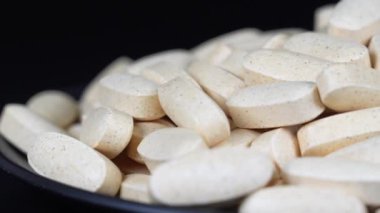 İlave kahverengi tablet siyah arkaplan