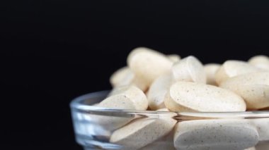 İlave kahverengi tablet siyah arkaplan