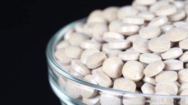 İlave kahverengi tablet siyah arkaplan