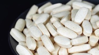 İlave kahverengi tablet siyah arkaplan