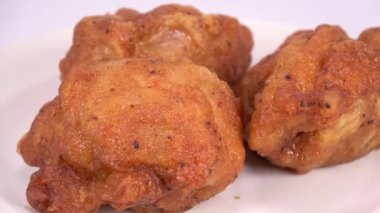 Kızarmış tavuk 3 parça, kısa video klibi