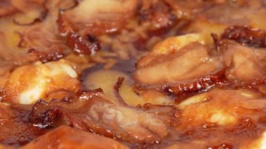 Teriyaki tavuklu pizza, video klibi.