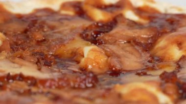 Teriyaki tavuklu pizza, video klibi.