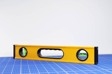 Beyaz arka planda izole edilmiş karikatür tarzında sarı seviyenin 3 boyutlu çizimi. Atölye için el marangozluğu aracı.