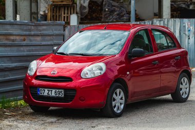 Yana, Türkiye - 21 Ocak 2023: Nissan Micra sıcak bir yaz gününde sokağa park etti  