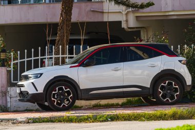 * 23 Ocak 2023: Sıcak bir yaz gününde beyaz Opel Mokka sokağa park etti.  