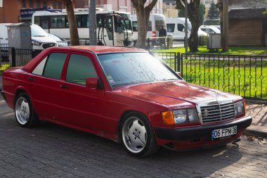  Yan, Türkiye - 23 Ocak 2023: kırmızı Mercedes-Benz 190D, ön manzara. Almanya 'da yapılmış eski bir sedan. 
