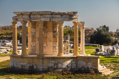 Eski bir harabe sütun şehri. Harabe. Türkiye 'nin Tarafında antik kentin manzarası.
