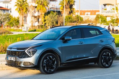  Yana, Türkiye - 27 Ocak 2023: Gümüş Kia Sportage bir yaz günü şehre karşı sokağa park ediyor