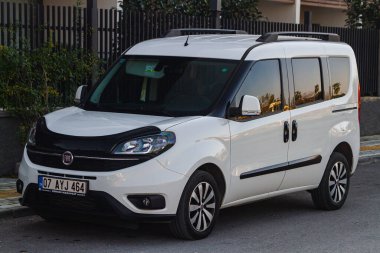 Yana, Türkiye - 23 Ocak 2023: Beyaz Fiat Duplo, sıcak bir yaz gününde caddeye park etti. 