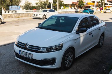Yana, Türkiye - 23 Ocak 2023: Beyaz Citroen C-Elysee sıcak bir günde sokağa park edildi 
