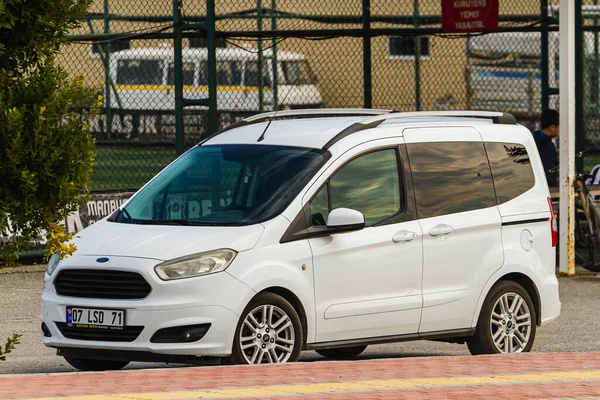 Sisi Turki Januari 2023 Ford Tourneo Courier Putih Diparkir Jalan — Stok Foto
