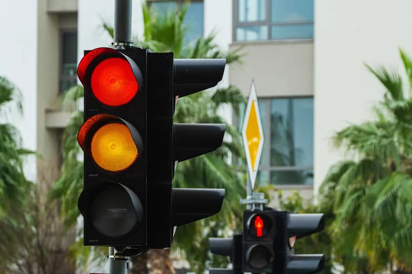 Közlekedési Lámpák Városi Kereszteződésnél Piros Narancssárga Fények — Stock Fotó
