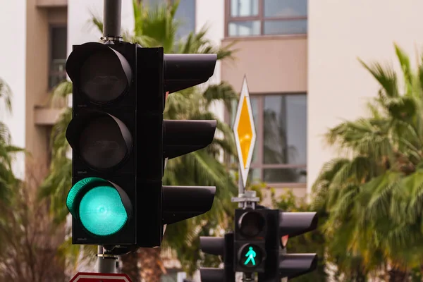 Közlekedési Lámpák Városi Kereszteződésnél Zöld Jelzés — Stock Fotó