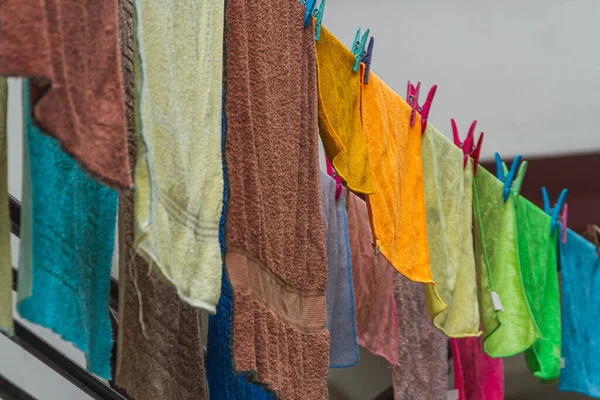 Zbliżenie Linie Świeżo Umyte Kolorowe Ręczniki Inne Rzeczy Wieszane — Zdjęcie stockowe