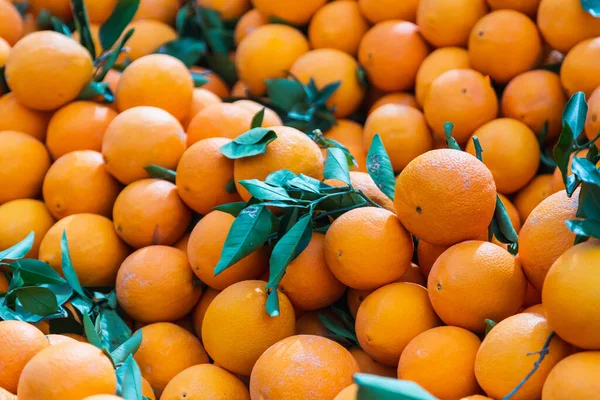 Portakallar Kutuda Arka Planda Markette Yetişen Taze Portakallar Meyve Suyu — Stok fotoğraf
