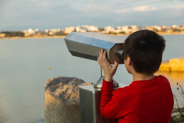 Pojke Turist Röd Shirts Tittar Genom Kikare Vid Havet Hamn — Stockfoto