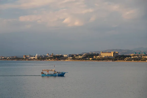 Сиде Турция Января 2023 Года Синяя Яхта Дрейфует Синем Море — стоковое фото