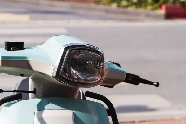 Una Moto Epoca Blu Trova Parcheggio Sullo Sfondo Della Strada — Foto Stock