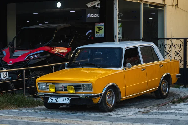 Side Turkije Januari 2023 Gele Fiat 125 Vooraanzicht Parkeren Straat — Stockfoto