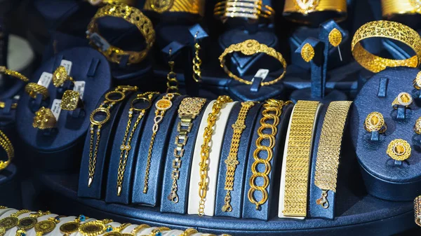 Okno Klenotnictví Velkým Výběrem Zlatých Šperků Náramky Řetízky — Stock fotografie