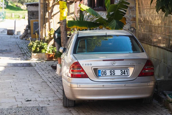土耳其一侧 2023年1月23日 一辆银色奔驰车 Benz Class C200在一个温暖的日子停在街道上 旁边是一座大楼的背景树木 — 图库照片