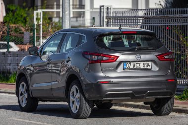Yana, Türkiye - 05 Şubat 2023: Gümüş rengi Nissan Kashqai, sıcak bir yaz gününde caddeye park etti. 