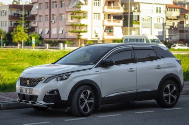 Yana, Türkiye - 05 Şubat 2023: Beyaz Peugeot 3008 sıcak bir günde sokağa park edildi  