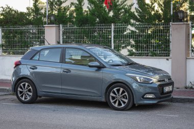 Yana, Türkiye - 05 Şubat 2023: Gri Hyundai i20 Bir yaz günü sokağa park ediyor  