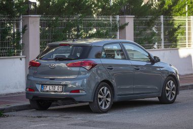 Yana, Türkiye - 05 Şubat 2023: Gri Hyundai i20 Bir yaz günü sokağa park ediyor  