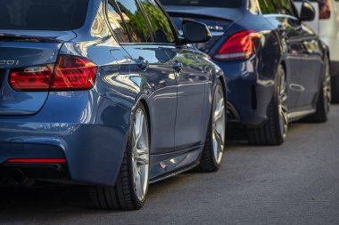 Yana, Türkiye -05 Şubat 2023: Mavi BMW 320, LED gri stop lambalı modern arabanın ayrıntılarını kapatın. Harici ayrıntılı otomobil 