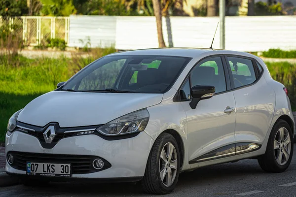 Taraf Türkiye Şubat 2023 Beyaz Renault Clio Sıcak Bir Yaz — Stok fotoğraf