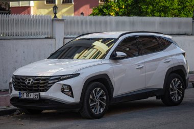 Taraf; Türkiye 05 Şubat 2023: Beyaz Hyundai Tucson sıcak bir günde bir çitin arkasına park etti 