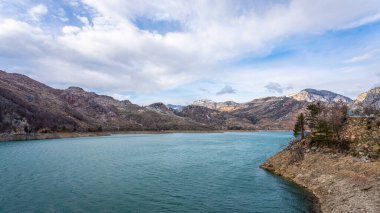 Dağların manzarası Açık bir yaz gününde. 