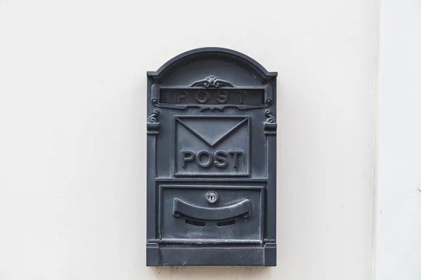 白い石造りの建物の黒い金属製のメールボックスのクローズアップ — ストック写真