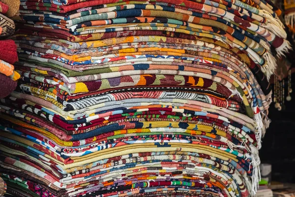 stock image Close-up rows of pieces of fabric made of cotton, polyester, tapestry and other materials of different colors and prints for sewing curtains, handkerchiefs and clothing