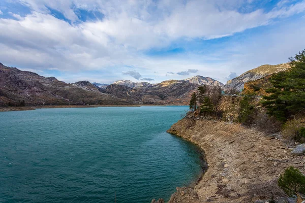 Панорамный Вид Горное Озеро Чистой Бирюзово Зеленой Водой Фоне Дороги — стоковое фото