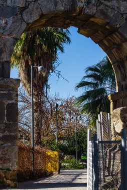 Yan, Türkiye - 23 Ocak 2022: antik bir binanın taş kemeri. Köprünün kemeri