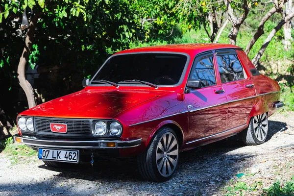 Сиде Турция Января 2023 Года Красный Renault Паркуется Улице Теплый — стоковое фото
