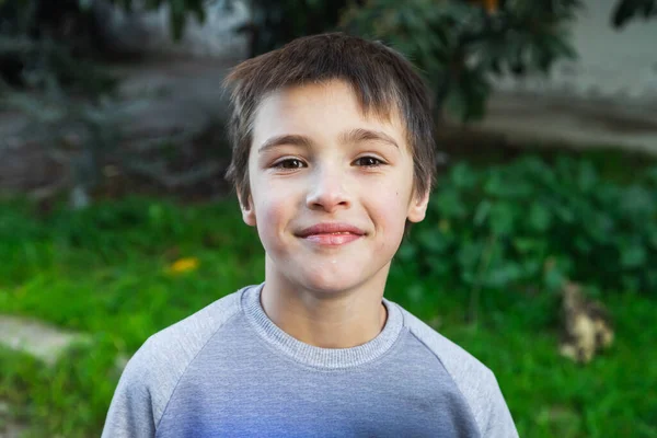 Portret Uśmiechniętego Chłopca Uśmiechającego Się Bawiącego Się Przeciwko Parkowi — Zdjęcie stockowe