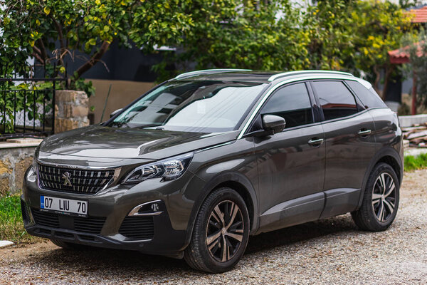 Сиде, Турция - 01 февраля 2023 года: черный Peugeot 3008 паркуется на улице в теплый день 