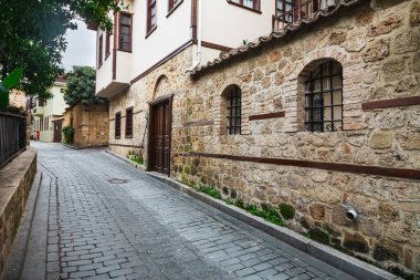 Antalya; Türkiye 13 Şubat 2023: Türkiye 'de kahverengi çatılı eski antik evin manzarası. Antalya Türkiye 'de daha popüler bir turizm beldesi. 