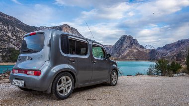  Yana, Türkiye - 05 Şubat 2023: Nissan Cube dağların manzarasına park ediyor 