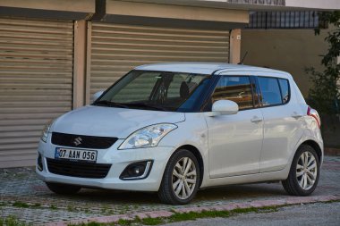 Yana, Türkiye - 11 Şubat 2023: Beyaz Suzuki Swift sıcak bir günde sokağa park etti