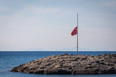 Antalya, Türkiye - 09 Şubat 2023: Deprem mağdurlarının anısına Türk bayrağının yarıya indirilmesi
