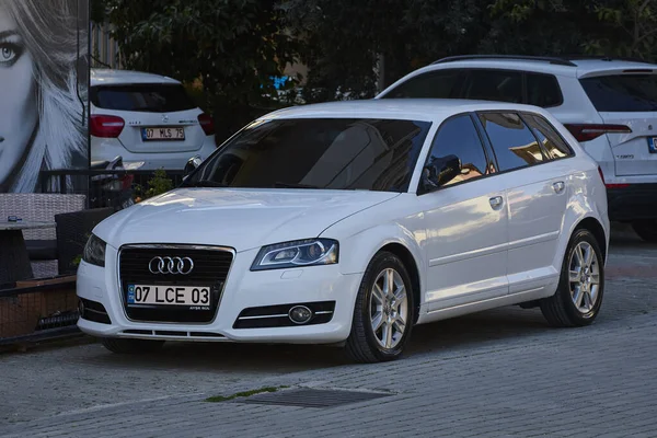 Strana Turecko Února 2023 Bílé Audi Parkuje Ulici Teplém Dni — Stock fotografie