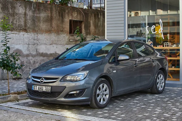 Lado Turquía Febrero 2023 Plata Opel Astra Está Estacionado Calle —  Fotos de Stock